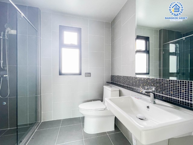 *****บ้านเดี่ยวมือสองกรุงเทพฯ ม.แกรนด์ บริทาเนีย วงแหวน-รามอินทรา #หลังมุม เนื้อที่กว้างขวางสุดถึง 64.6 ตร.ว. ฟังก์ชัน 4 ห้องนอน 5 ห้องน้ำ 2 ที่จอดรถ บ้านใหม่พร้อมอยู่ ไม่เคยเข้า บนทำเลเดินทางสะดวก ติดถนนกาจนาภิเษก ใกล้รถไฟฟ้าสายสีเขียว "สถานีคูคต" และทางด่วน